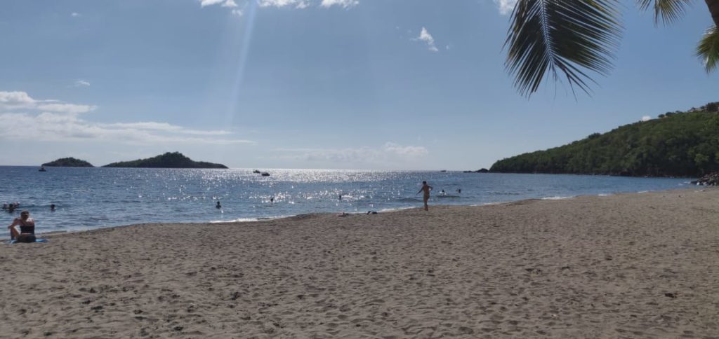 Plage de Malendure à Pointe-Noire vue ilet pigeon