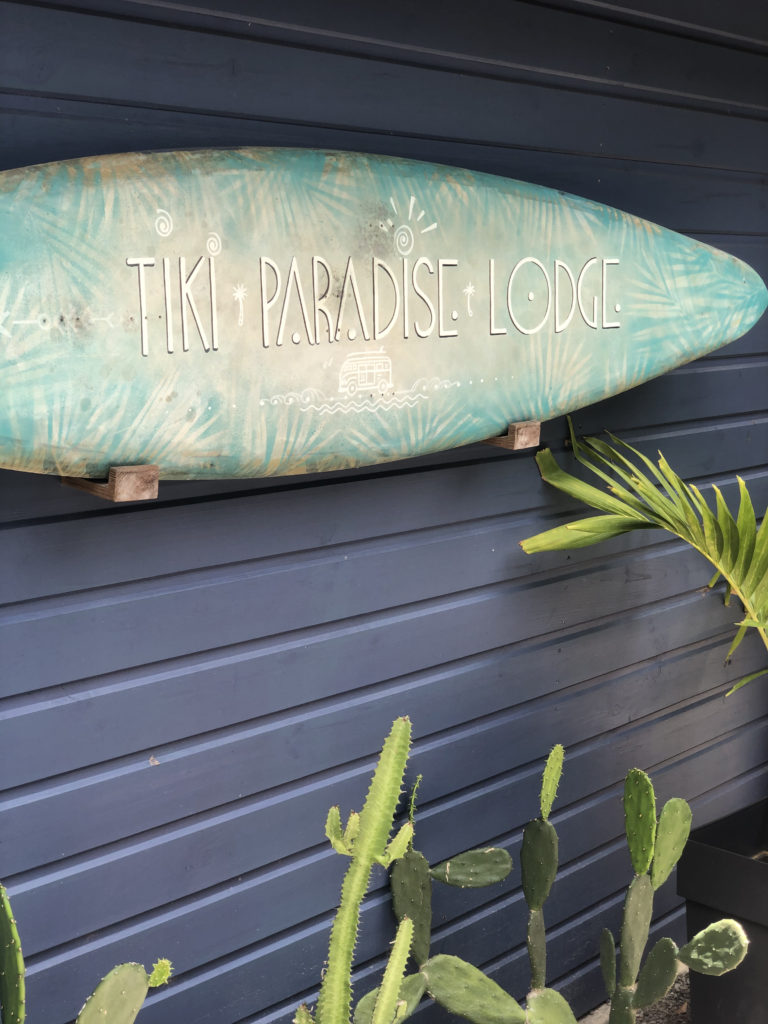 planche de surf et cactus détail tiki