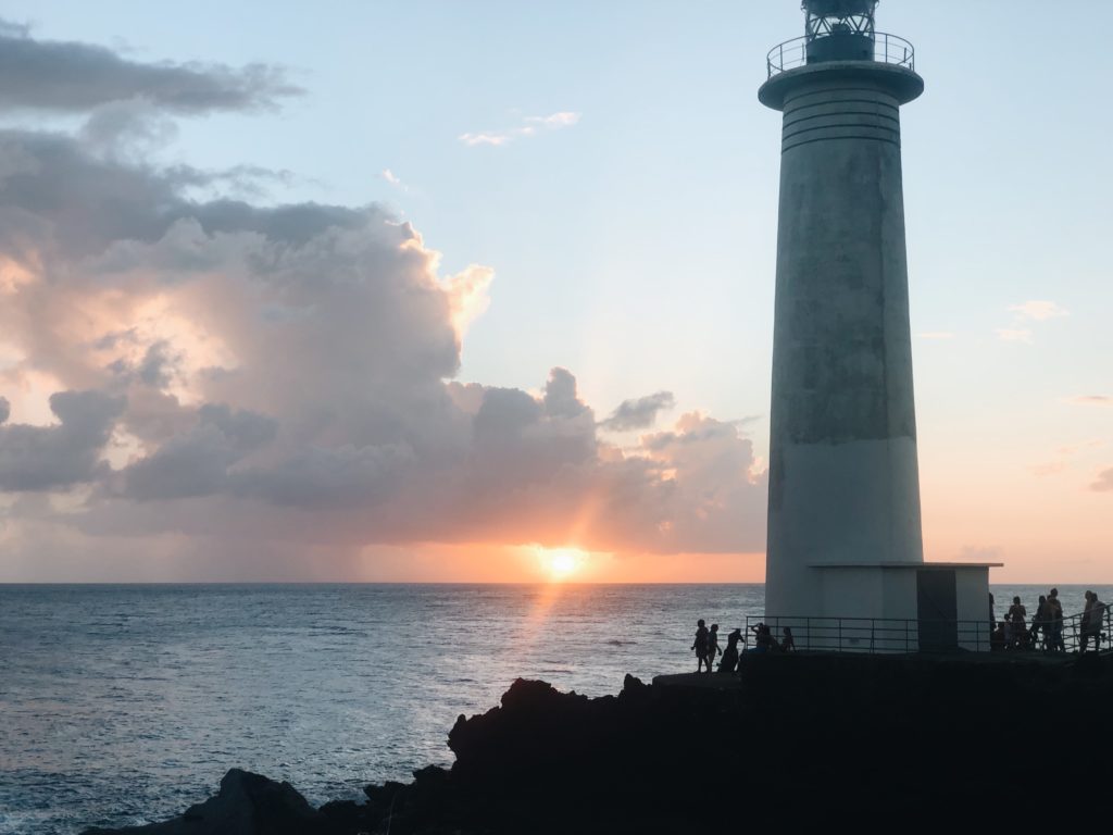 coucher de soleil au phare de la pointe de vieux-Fort en Guadeloupe