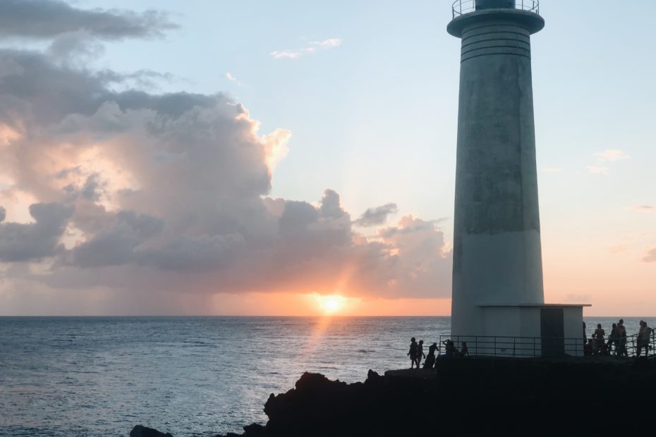 coucher de soleil au phare de la pointe de vieux-Fort en Guadeloupe
