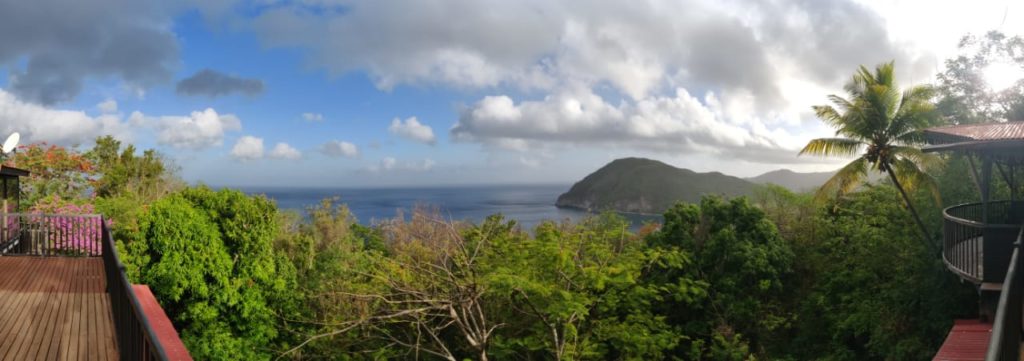 vue de la terrasse de la villa coluche à deshaies en guadeloupe