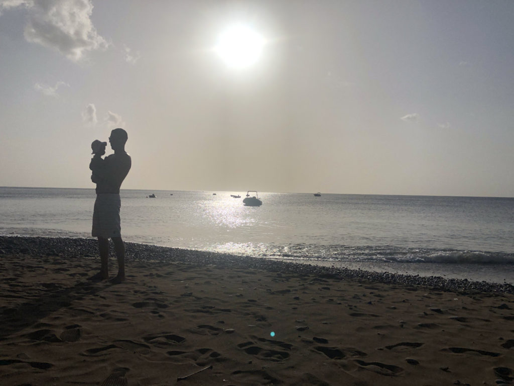 coucher de soleil entre père et fille sur la plage Caraïbes à Pointe-Noire en Guadeloupe