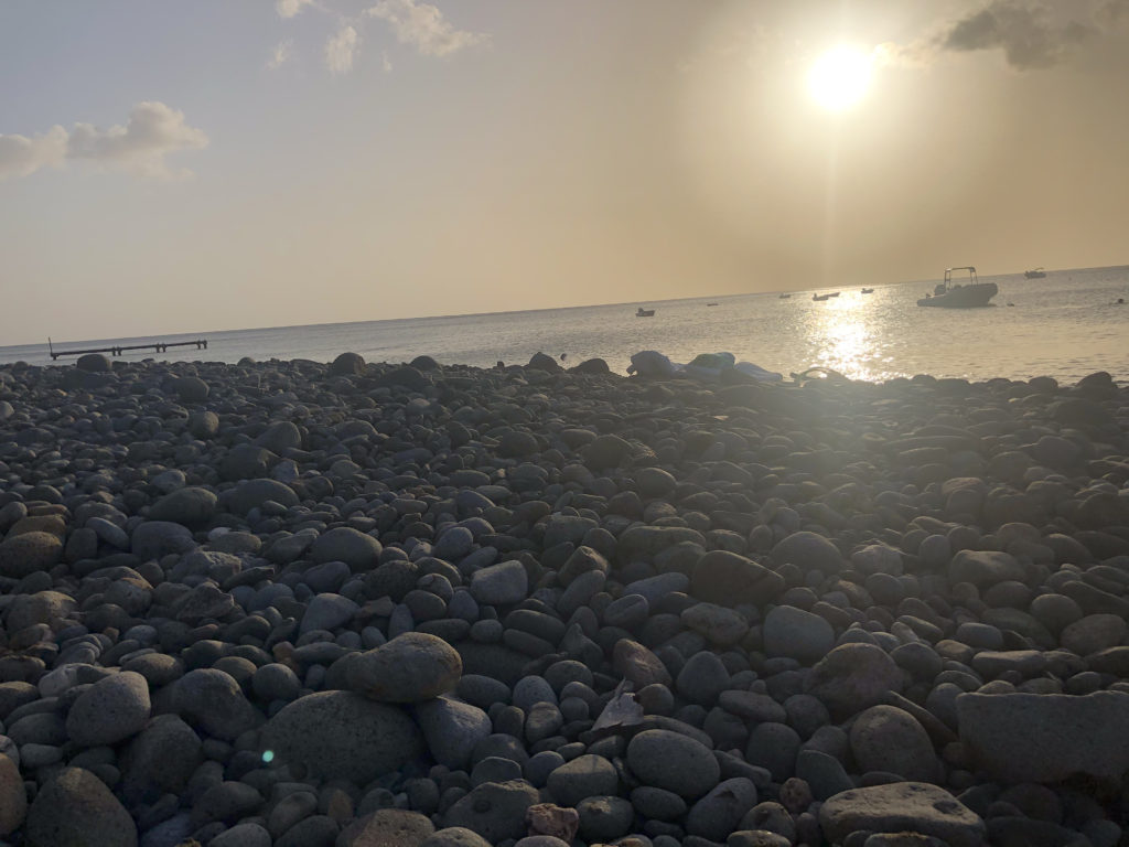 coucher de soleil sur la plage Caraïbes à Pointe-Noire en Guadeloupe
