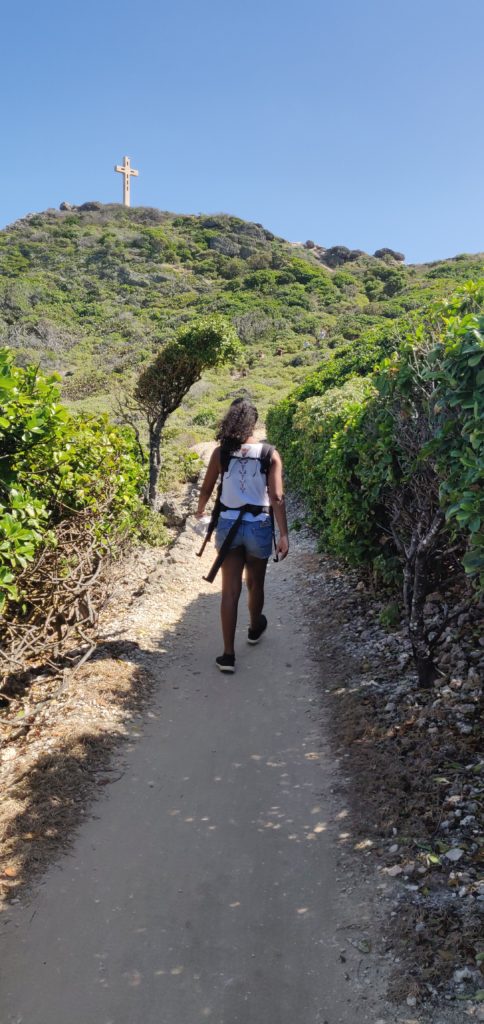 Chemin de randonnée vers la croix de La pointe des chateaux à Saint-Francois en Guadeloupe