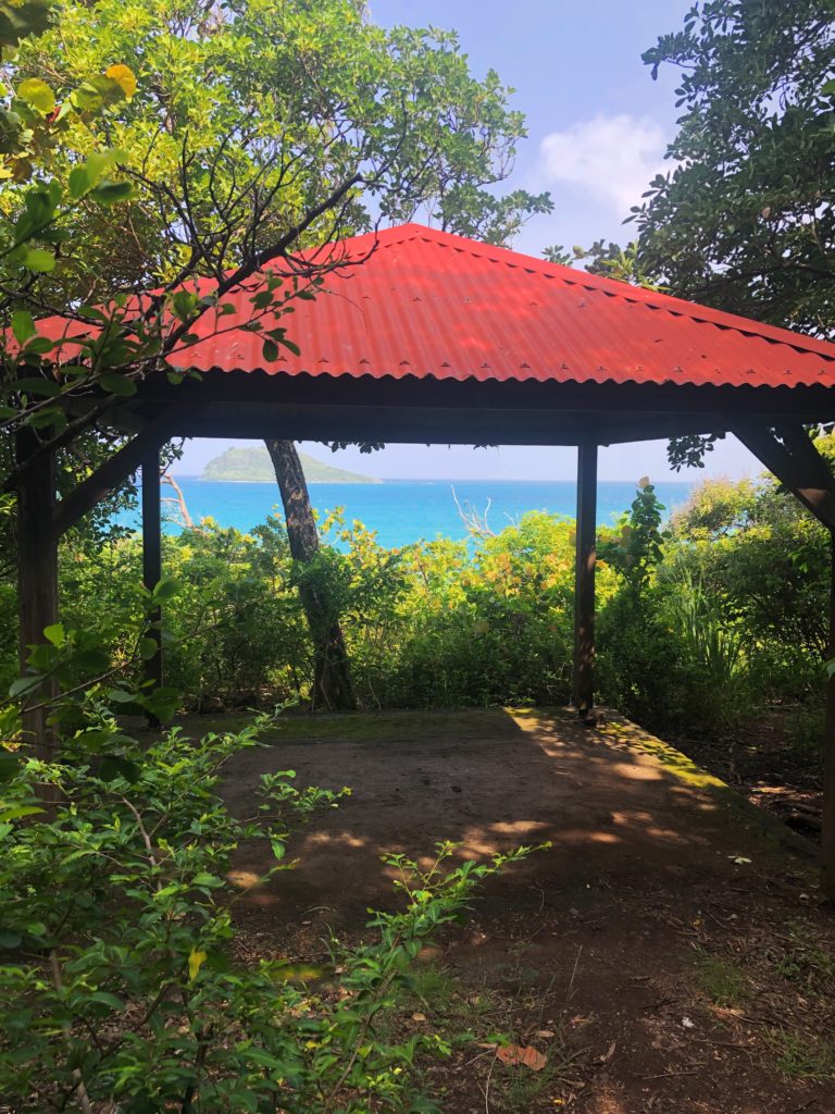 Carbet avec vue sur l'îlet Kahouanne depuis la plage de Tillet à Deshaies en Guadeloupe