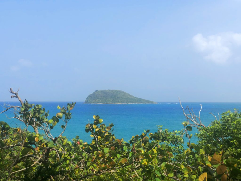 Vue sur l'îlet Kahouanne depuis la plage de Tillet à Deshaies en Guadeloupe