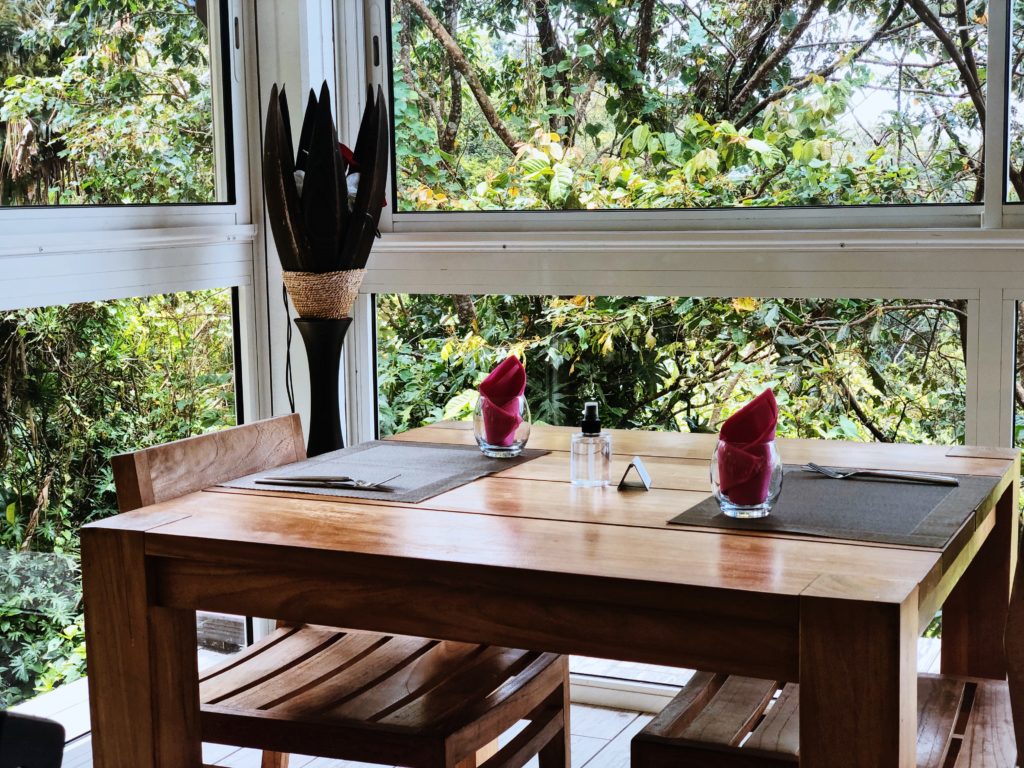 table face à la vue au restaurant le pik à pointe noire