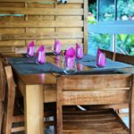 table en bois du restaurant le pik à pointe noire