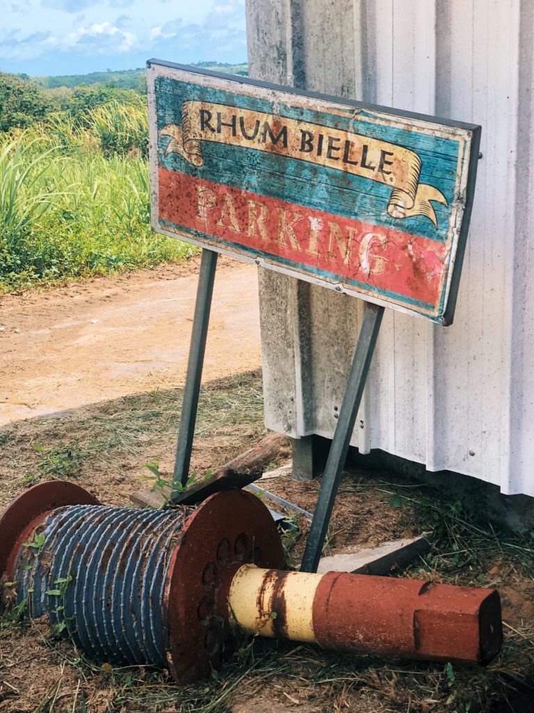 ancien panneau de la visite de la distillerie bielle à grand bourg de marie galante