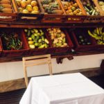 Table et étal de fruits et légumes au Comptoir du local au Moule en Guadeloupe