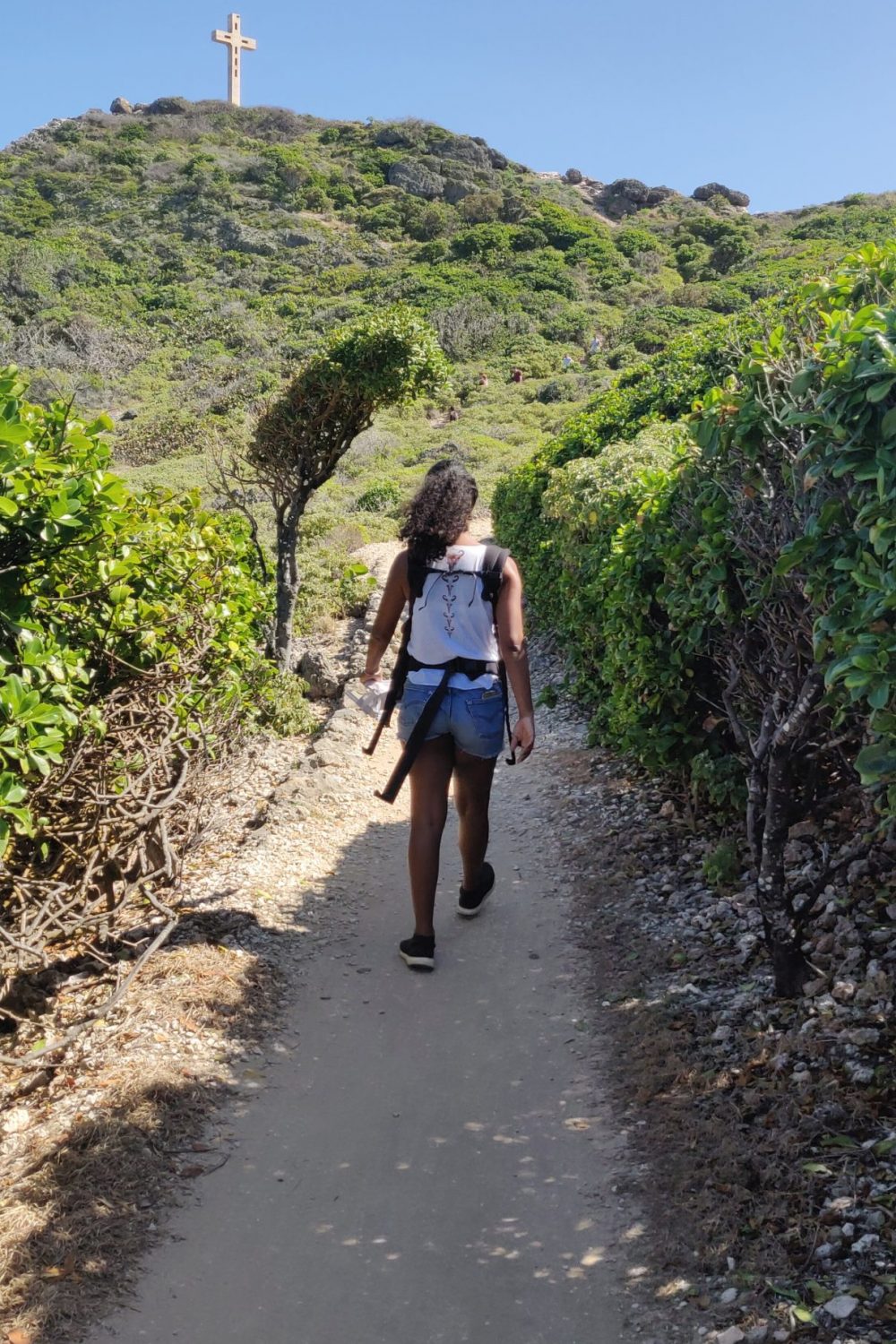 Chemin de randonnée vers la croix de La pointe des chateaux à Saint-Francois en Guadeloupe